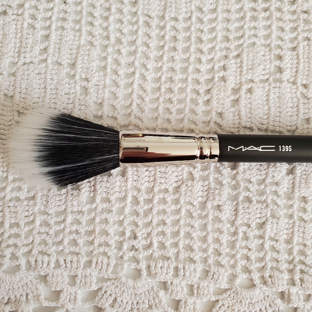 MAC 139S cheek brush